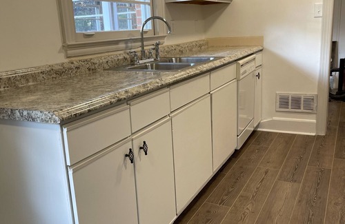Seneca House | Quiet and peaceful. 3 mins to stores and 7 mins to Keowee. 15 mins to Clemson