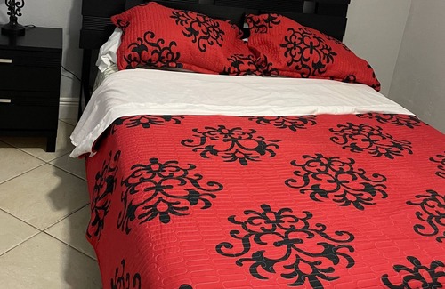 Hialeah Gardens House | Quiet and romantic house close to the airport