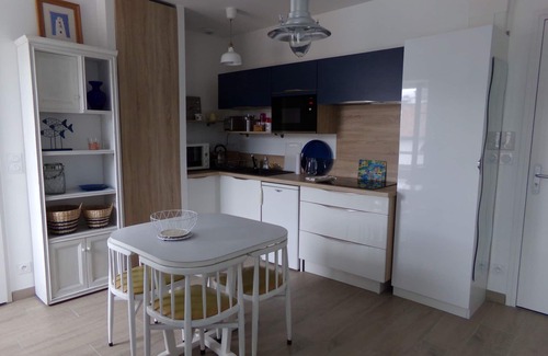 Saint-Jean-de-Luz City Center Apartment | Quiet and sunny studio in center city. Near to the beach, train station, pedestrian streets and shops.