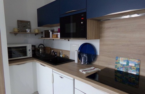 Saint-Jean-de-Luz City Center Apartment | Quiet and sunny studio in center city. Near to the beach, train station, pedestrian streets and shops.