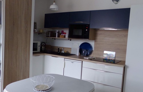 Saint-Jean-de-Luz City Center Apartment | Quiet and sunny studio in center city. Near to the beach, train station, pedestrian streets and shops.