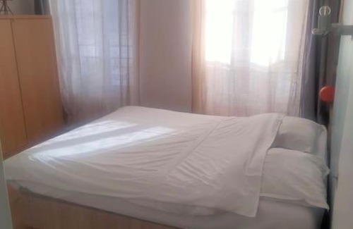 Quartier Saint-Ambroise Apartment | quiet and very central apartment
