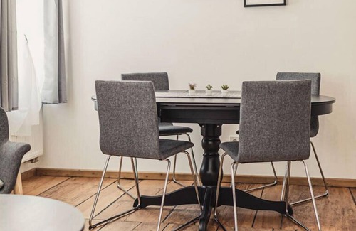 Lahr House | Quiet apartment (No. 6) with old, renovated floorboards