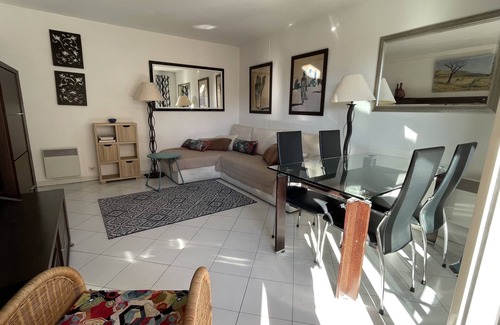 Riou - Petit Juas - Av de Grasse Apartment | Quiet Apartment Close To The Center