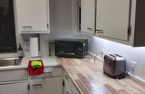 Airport Heights Community Council Apartment | Quiet apartment in the Airport Heights neighborhood. Close to Hospitals.