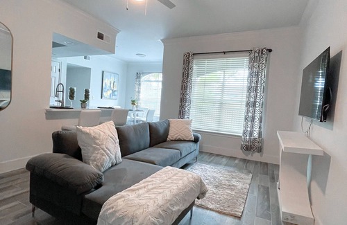 Braeswood Place Apartment | Quiet Apartment Perfect for couples or small group trips! Perfect for relaxation