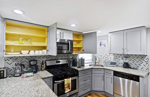 Belmont Cragin Hotel | Quiet Area - Revamped Basement