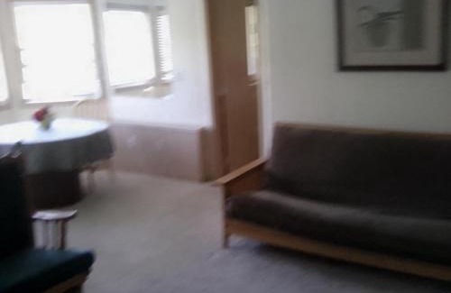 Riverview House | Quiet Back Garden View Apartment