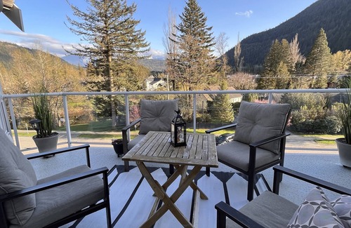 Harrison Hot Springs Condo | Quiet Beach front Condo - Beautiful views - Family or Couple orientated