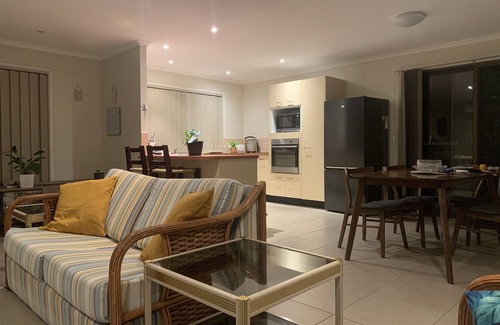 Dicky Beach House | Quiet Beach House, 2 mins from the beach!