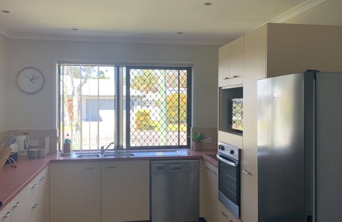 Dicky Beach House | Quiet Beach House, 2 mins from the beach!