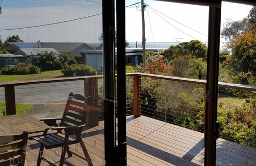 Coronet Bay House | Quiet beachside getaway on foreshore