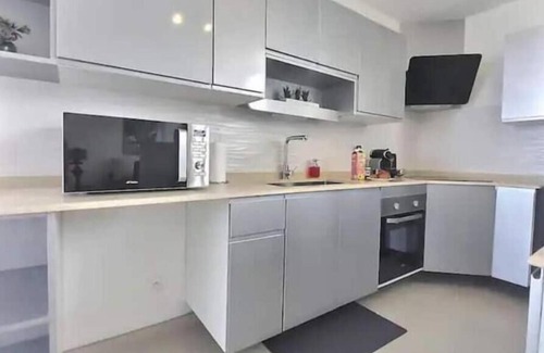 Fontaine de Moutte Apartment | Quiet Capri beach apartment.