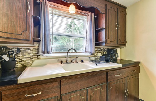 Cheektowaga Cottage | Quiet Cheektowaga Retreat: 23 Mi to Niagara Falls!