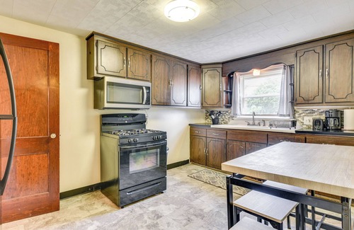 Cheektowaga Cottage | Quiet Cheektowaga Retreat: 23 Mi to Niagara Falls!