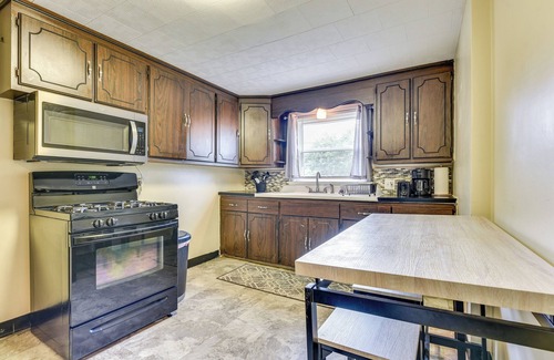 Cheektowaga Cottage | Quiet Cheektowaga Retreat: 23 Mi to Niagara Falls!