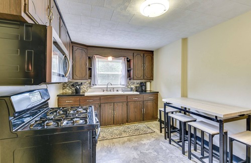 Cheektowaga Cottage | Quiet Cheektowaga Retreat: 23 Mi to Niagara Falls!