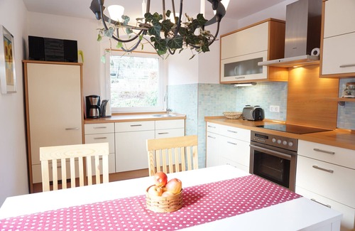 Kleinpestitz/Mockritz Apartment | quiet, close to the center, 5 min. to train, 3 bedrooms, family friendly, garden