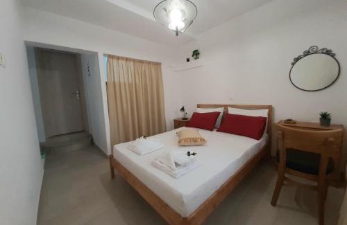 Syros Apartment | Quiet, colourful home in Cyclades