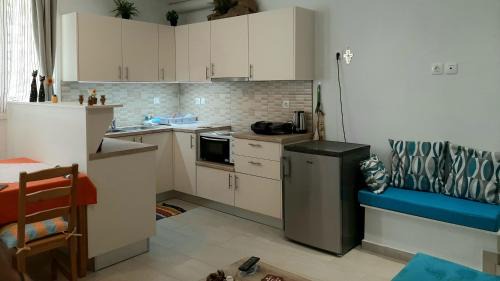 Syros Apartment | Quiet, colourful home in Cyclades