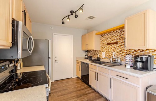 Mckinney Park East House | Quiet Comfort-Parking & Patio WiFi WD