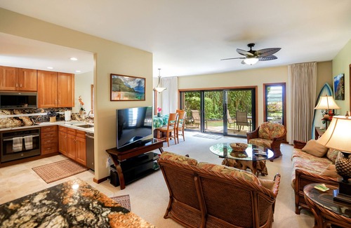 Wailua Condo | Quiet condo with lanai - steps from the beach & heated oceanfront pool
