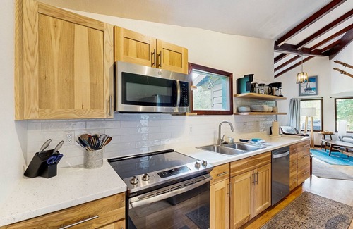 Girdwood House | Quiet & contemporary cabin with spacious deck & mountain views - dogs welcome