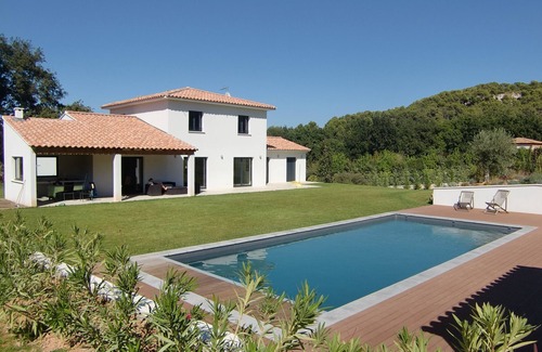 Cabries House | Quiet contemporary house with secure heated pool and large garden