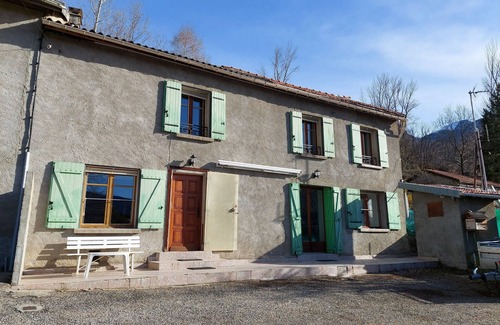 Senconac House | Quiet, cosy farm cottage with fireplace.