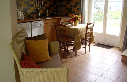 Locmaria House | Quiet Cottage: Walk to Coastal Path, Beach & Town, WiFi, Terrace, Pet-Friendly