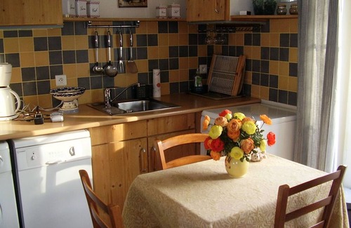 Locmaria House | Quiet Cottage: Walk to Coastal Path, Beach & Town, WiFi, Terrace, Pet-Friendly
