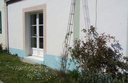 Locmaria House | Quiet Cottage: Walk to Coastal Path, Beach & Town, WiFi, Terrace, Pet-Friendly