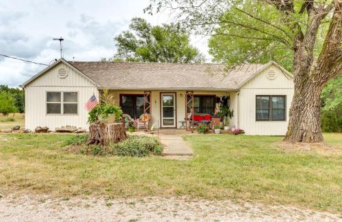 Weaubleau House | Quiet Countryside Weaubleau Home with Patio and Grill!