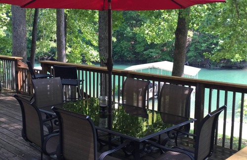 Seneca House | Quiet cove, deep water, minutes to Clemson, pet friendly, easy path to the dock