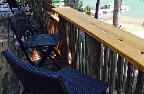 Seneca House | Quiet cove, deep water, minutes to Clemson, pet friendly, easy path to the dock