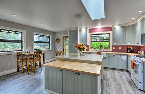 Eureka House | Quiet & Cozy Eureka Home Near Sequoia Park & Zoo!