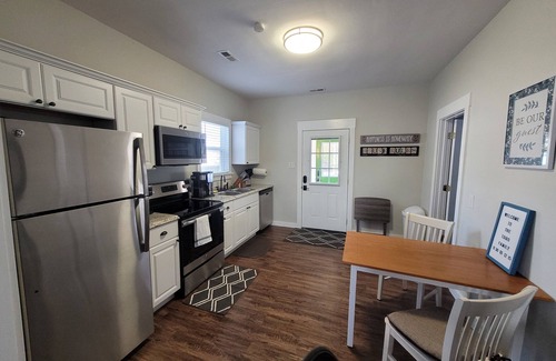 South Richmond House | Quiet Cozy Modern Oasis Minutes To Downtown RVA!