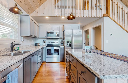 Unaka House | Quiet & cozy mountain retreat with amazing views, 2 decks, fireplace & firepit
