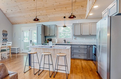 Unaka House | Quiet & cozy mountain retreat with amazing views, 2 decks, fireplace & firepit