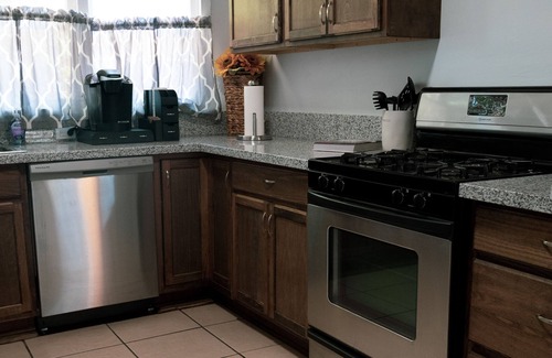 Oleander - Sunset House | Quiet Craftsman Style Home in historic neighborhood that sleeps 8