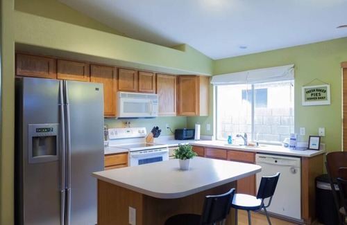 Desert View Village House | Quiet desert getaway, ping-pong, BBQ, citrus
