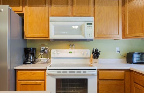 Desert View Village House | Quiet desert getaway, ping-pong, BBQ, citrus