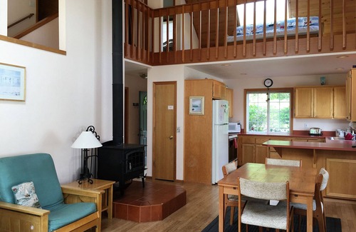 Yachats House | Quiet, easy walk to town or beach. Family and pet friendly