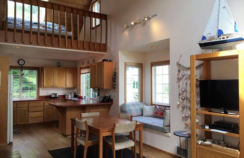 Yachats House | Quiet, easy walk to town or beach. Family and pet friendly