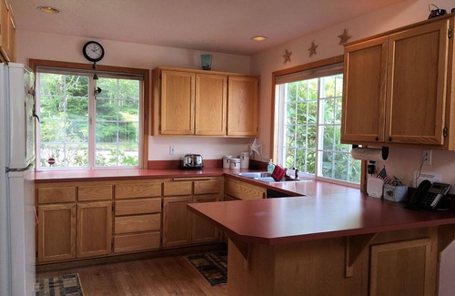 Yachats House | Quiet, easy walk to town or beach. Family and pet friendly