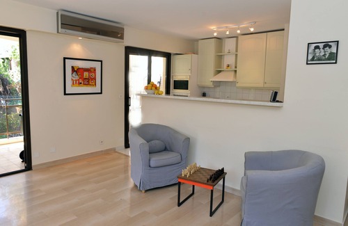 Cap-d'Antibes Apartment | Quiet, exclusive and charming flat up to 5 people close to the beach - WIFI, AC