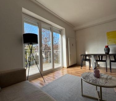 Neuhausen - Nymphenburg Apartment | Quiet Family Apartment - 10 min to Center & Oktoberfest - Free Parking - Balcony - near Nymphenburg Palace & Botanical garden