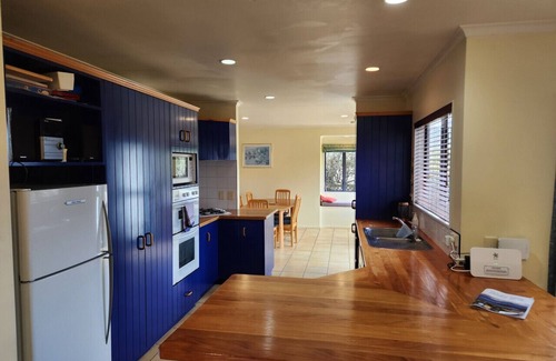 Waipahihi House | Quiet family home near hot pools & botanical garden