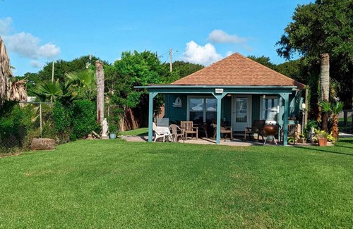 San Leon House | Quiet Family Kept Waterfront Bayhouse With Great Fishing Pier