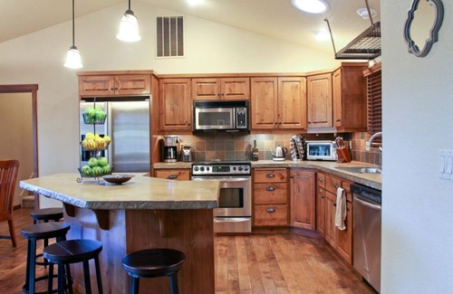 Deschutes River Woods House | Quiet Forest Retreat, 10min from Old Mill